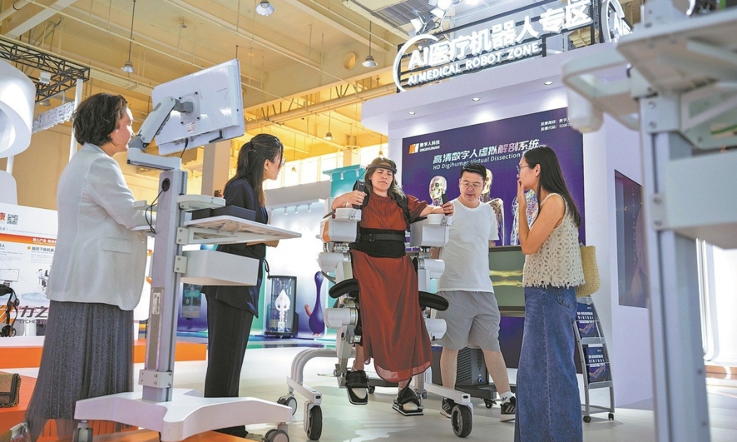 Khách tham quan trải nghiệm khu vực robot y tế ứng dụng trí tuệ nhân tạo (AI) tại Khu Thí điểm Du lịch Y tế Quốc tế Bác Ngao Lạc Thành, tỉnh Hải Nam. Ảnh: China Daily.