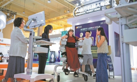 Khách tham quan trải nghiệm khu vực robot y tế ứng dụng trí tuệ nhân tạo (AI) tại Khu Thí điểm Du lịch Y tế Quốc tế Bác Ngao Lạc Thành, tỉnh Hải Nam. Ảnh: China Daily.