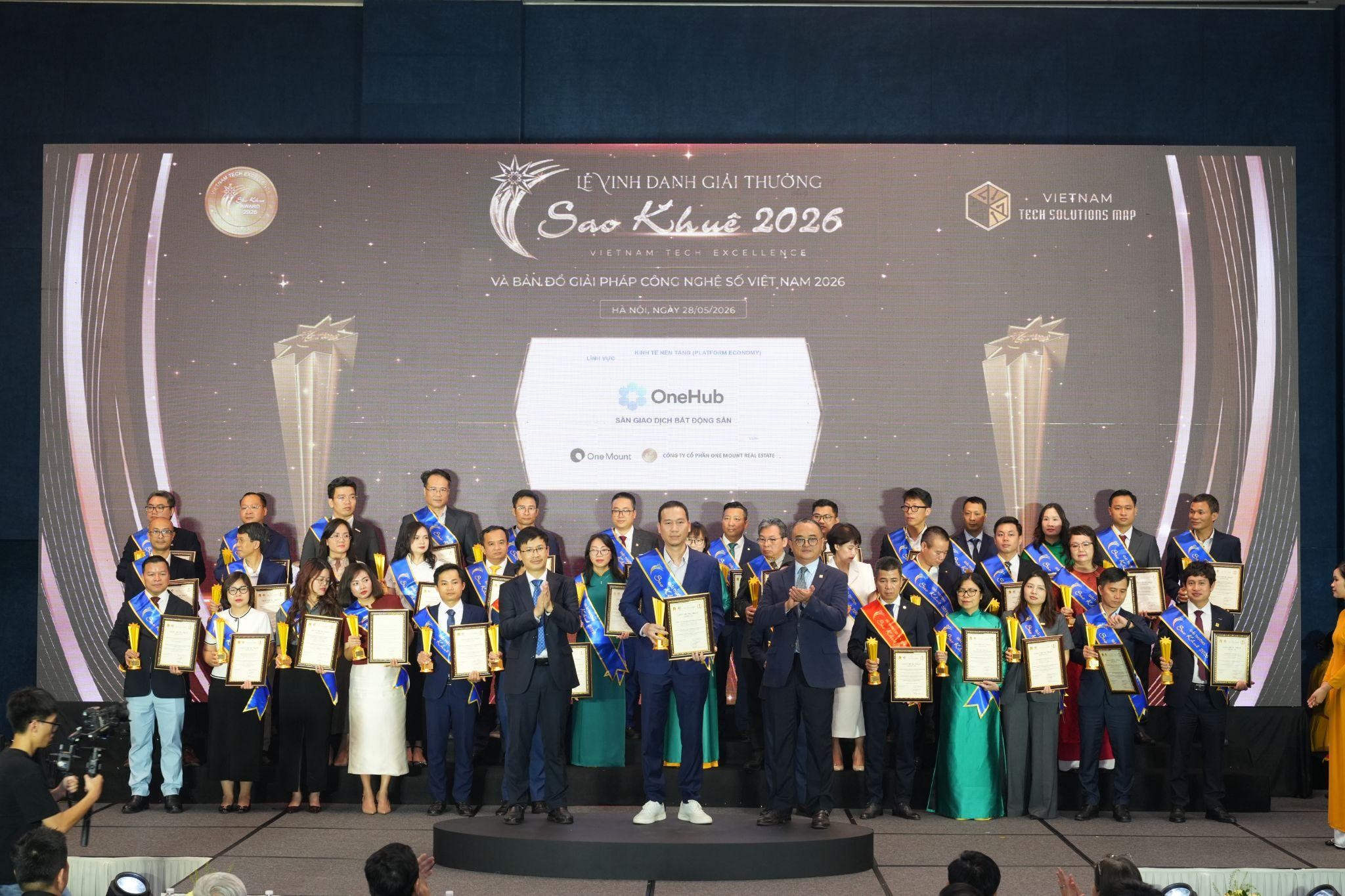 Đại diện OneHub nhận giải thưởng Sao Khuê 2026 lĩnh vực Kinh tế nền tảng. Ảnh: One Mount.