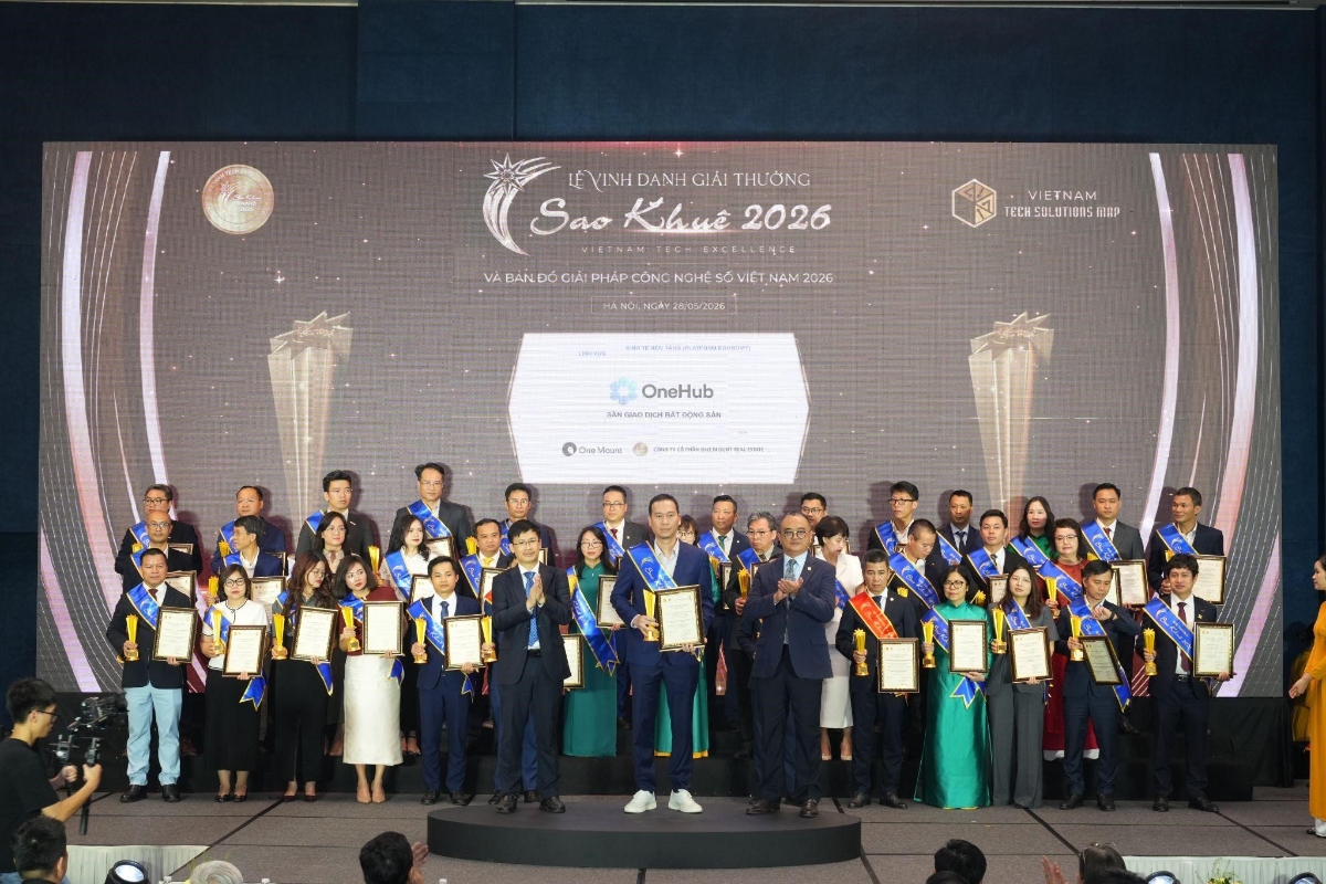 Đại diện OneHub nhận giải thưởng Sao Khuê 2026 lĩnh vực Kinh tế nền tảng. Ảnh:&nbsp;One Mount.