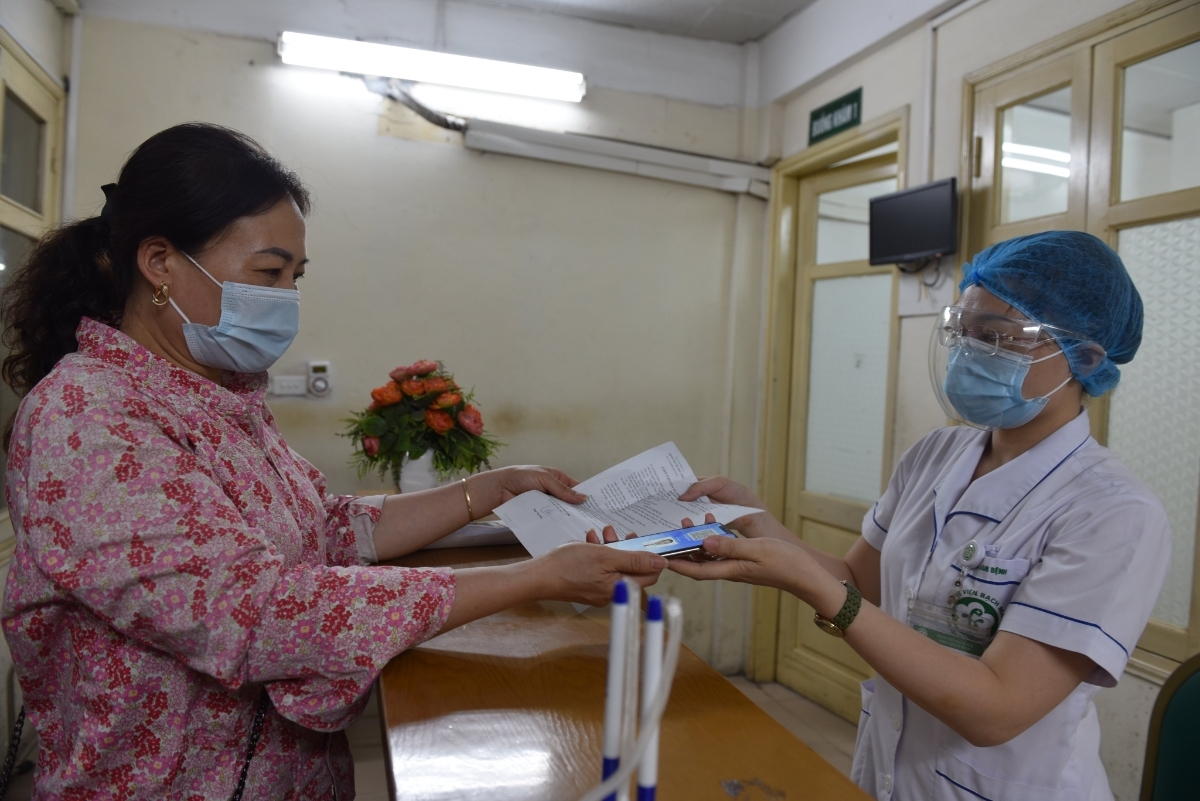 Làm thủ tục khám chữa bệnh bảo hiểm y tế. Ảnh: Nguyễn Duy.