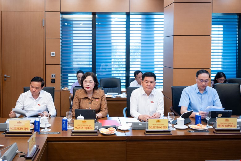 Các đồng chí Lãnh đạo Quốc hội tại cuộc làm việc. Ảnh: Quốc hội.