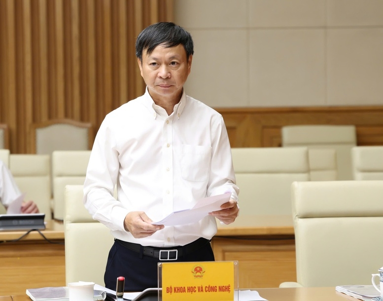 Thứ trưởng Bộ Khoa học và Công nghệ Hoàng Minh báo cáo tại Hội nghị - Ảnh: VGP.&nbsp;