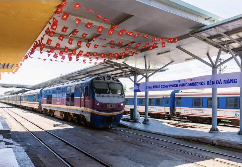 Đoàn khách MICE đi trải nghiệm bằng tàu lửa tại ga Đà Nẵng. 