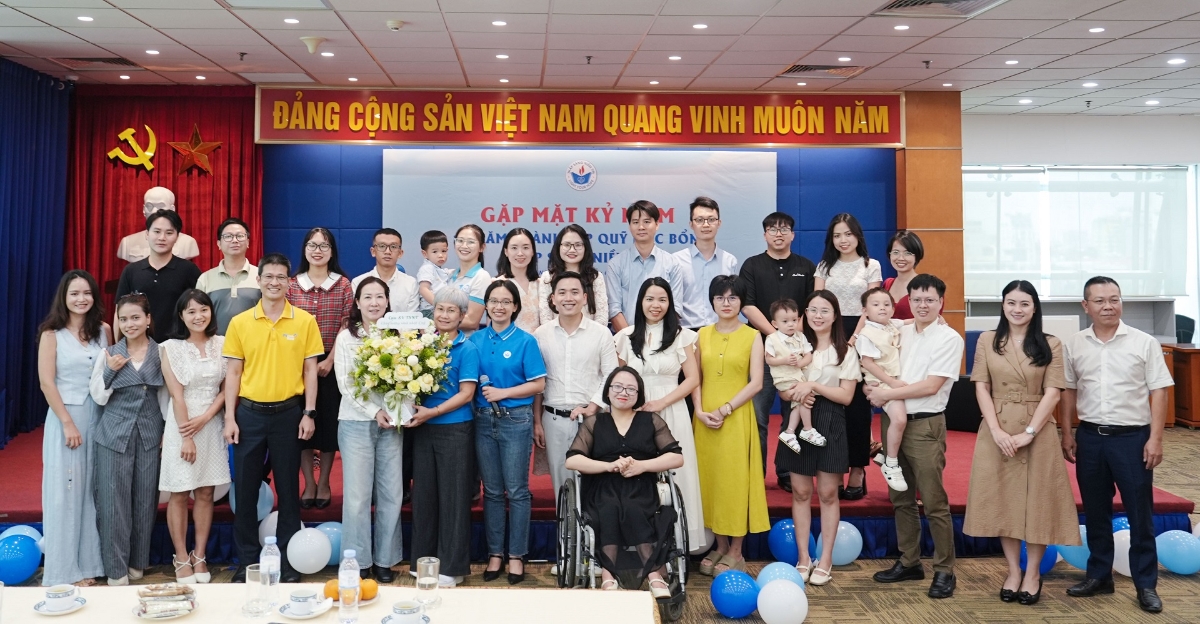 Các thế hệ cựu sinh viên gặp gỡ, chia sẻ tại Lễ Gặp mặt Kỷ niệm 19 năm thành lập Quỹ học bổng Thắp sáng niềm tin. Ảnh:&nbsp;PVcomBank.
