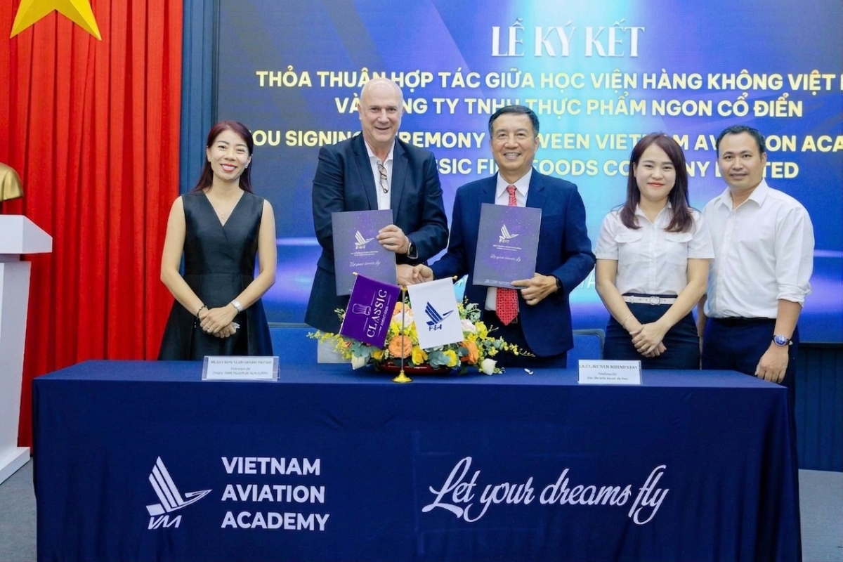 Đại diện lãnh đạo hai bên tại buổi ký kết. 