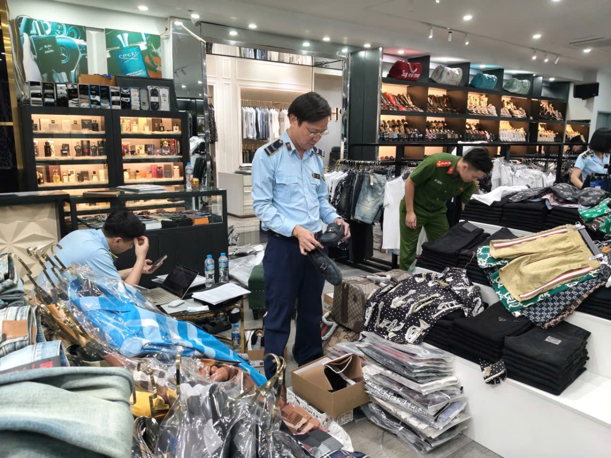 Các vi phạm được phát hiện tập trung chủ yếu ở các nhóm hàng có nhu cầu tiêu dùng lớn như thời trang, phụ kiện, mỹ phẩm, điện tử...Ảnh: Cục Quản lý và Phát triển thị trường trong nước.