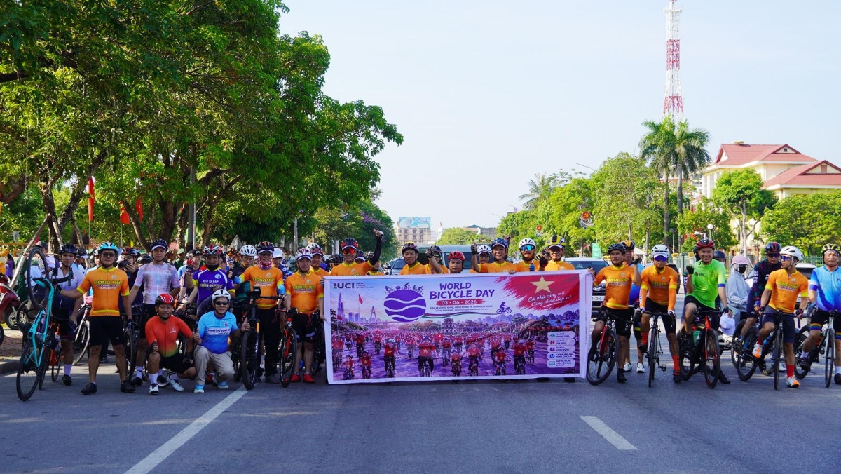 Đoàn xe đạp mang theo các khẩu hiệu về sống xanh và phát triển bền vững