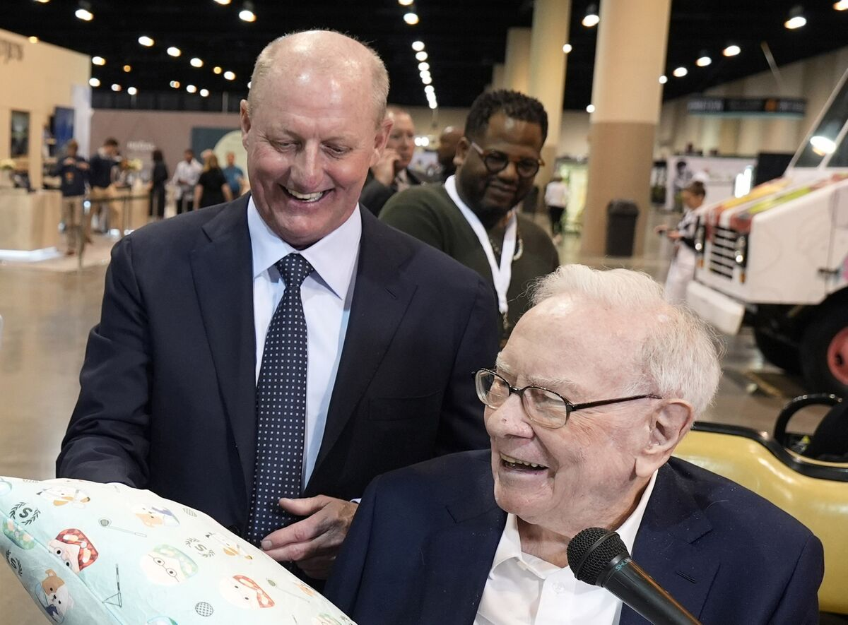 CEO Greg Abel của Berkshire Hathaway (trái) và người tiền nhiệm Warren Buffett - Ảnh: Bloomberg.