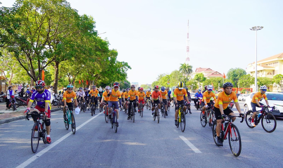 Ngay sau lễ mít tinh, các đại biểu, đoàn viên, thanh niên đã tham gia diễu hành xe đạp trên các tuyến đường chính tại phường Đồng Hới góp phần tuyên truyền, lan tỏa thông điệp sống xanh, phát triển bền vững và chủ động thích ứng với biến đổi khí hậu.