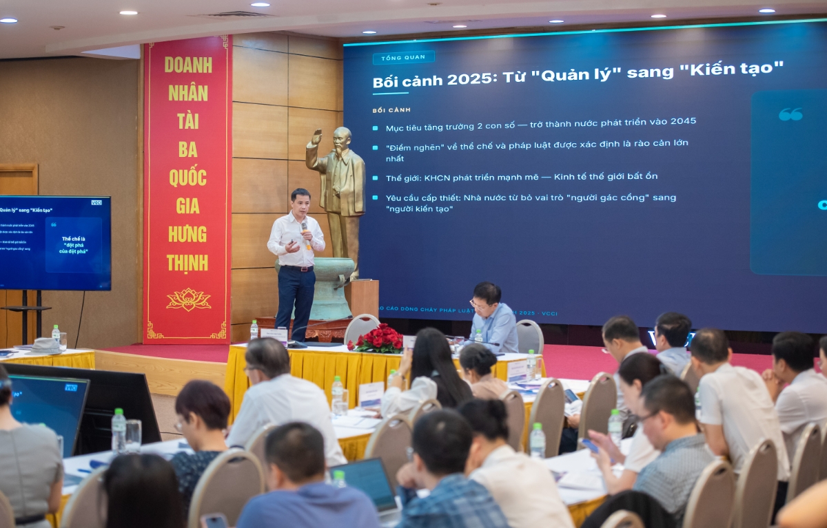 Ông Đậu Anh Tuấn, Phó Tổng thư ký VCCI, chia sẻ kết quả báo cáo.
