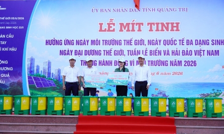 Ban Tổ chức trao tặng thùng rác cho Trường THCS Hải Thành 