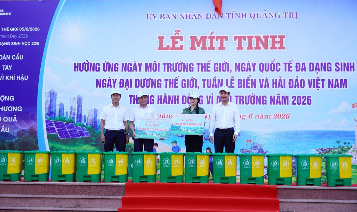 Ban Tổ chức trao tặng thùng rác cho Trường THCS Hải Thành 