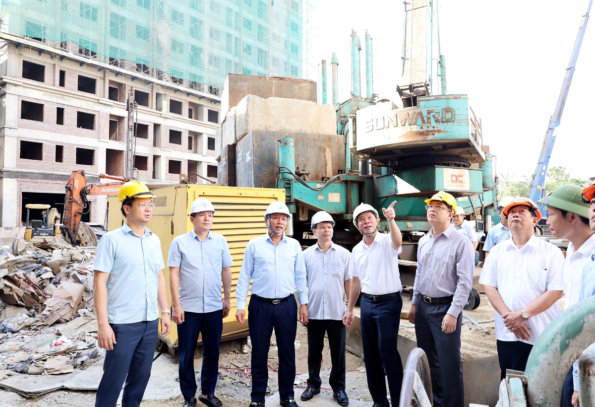 Lãnh đạo UBND tỉnh Nghệ An kiểm tra hiện trường thực hiện dự án Dự án cải tạo, xây dựng lại Khu C Quang Trung&nbsp;
