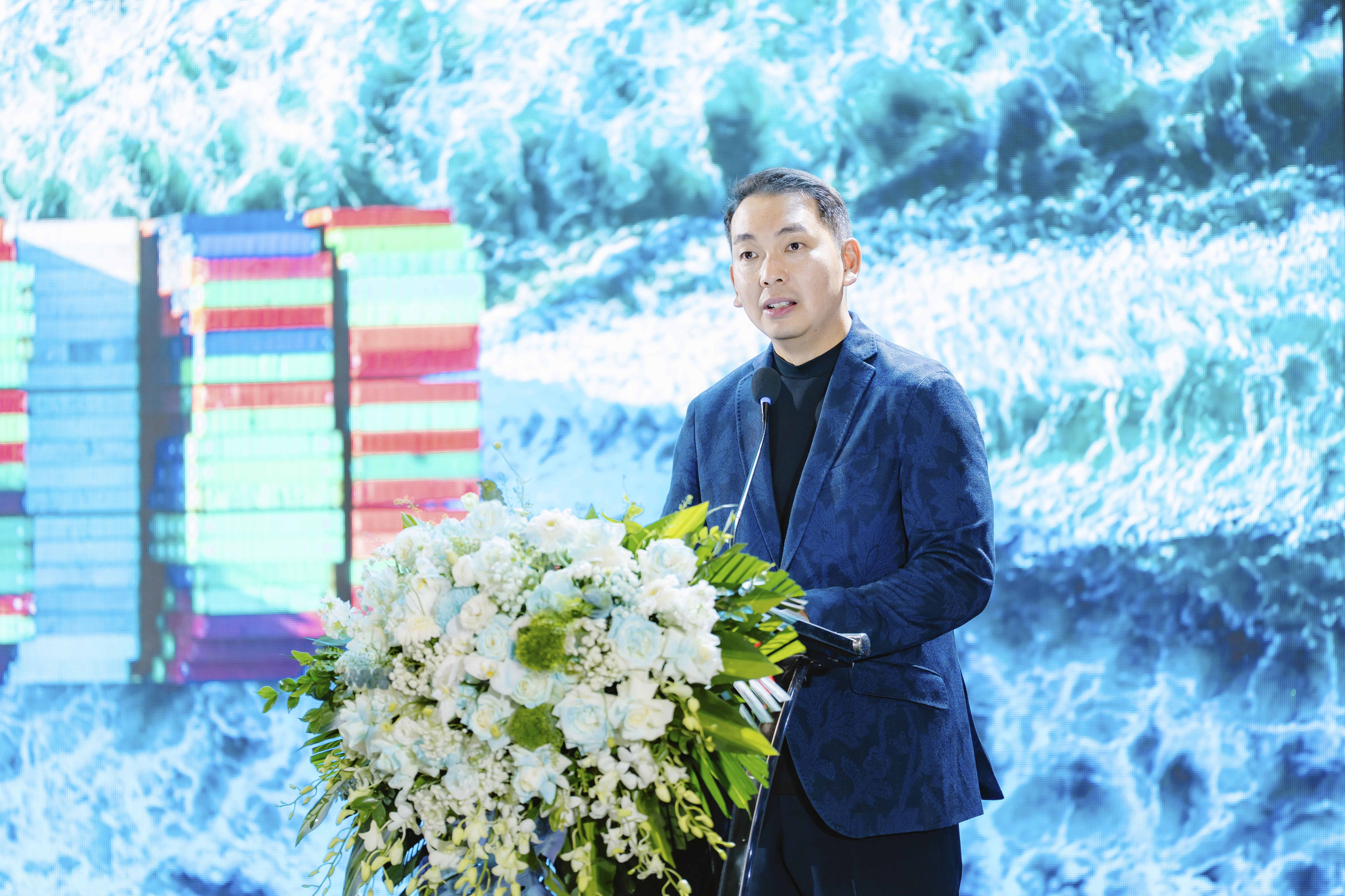 Dr. Yap Kwong Weng, CEO of Vietnam SuperPort®, delivers his speech at the event.