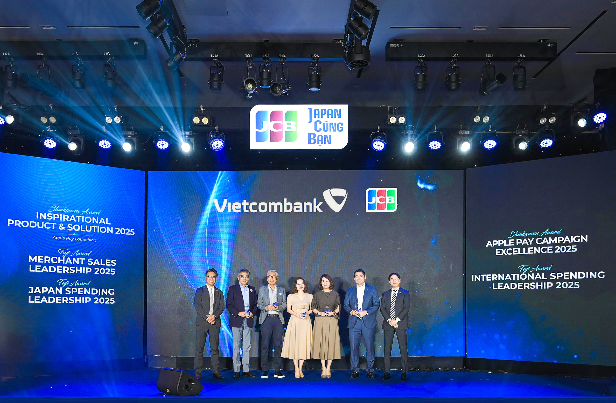 Đại diện Vietcombank nhận các giải thưởng từ JCB. Ảnh: VCB.