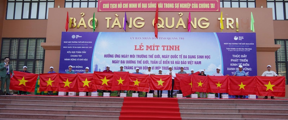 Ban Tổ chức trao cờ Tổ quốc cho các ngư dân đang vươn khơi bám biển