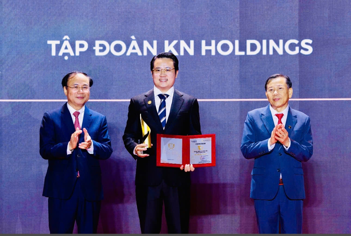 Ông Nguyễn Tuấn Anh - Phó Tổng giám đốc Tập đoàn KN Holdings nhận cúp vinh danh “Top 10 Doanh nghiệp Bất động sản hàng đầu Việt Nam” từ Ban Tổ chức.