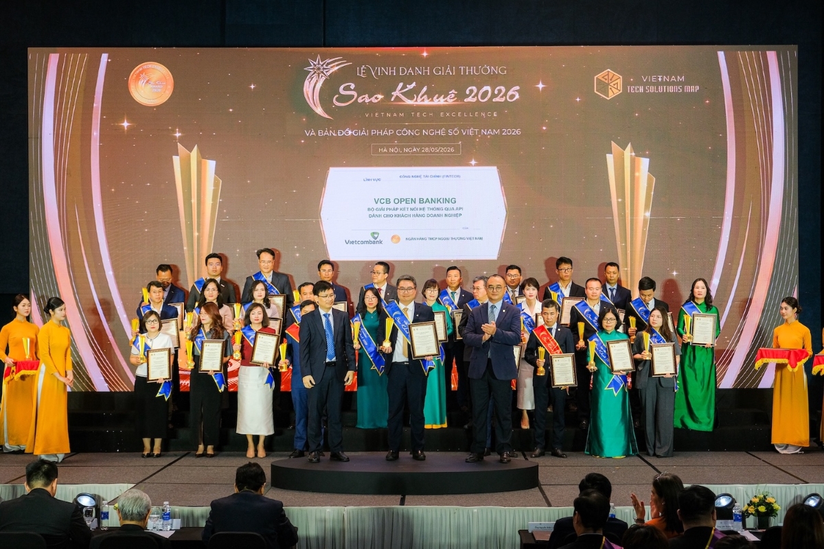 Đại diện Vietcombank, ông Trần Minh Quân - Trưởng phòng Quản lý kênh & Hệ thống thanh toán, Trung tâm Công nghệ thông tin nhận giải thưởng Sao Khuê 2026 dành cho giải pháp VCB Open Banking. Ảnh: VCB.