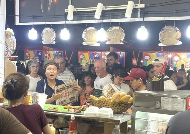 Bánh mỳ kẹp thịt nướng -Ẩm thực Đà Nẵng được nhiều khách nước ngoài ưa chuộng. Ảnh Ngô Anh Văn