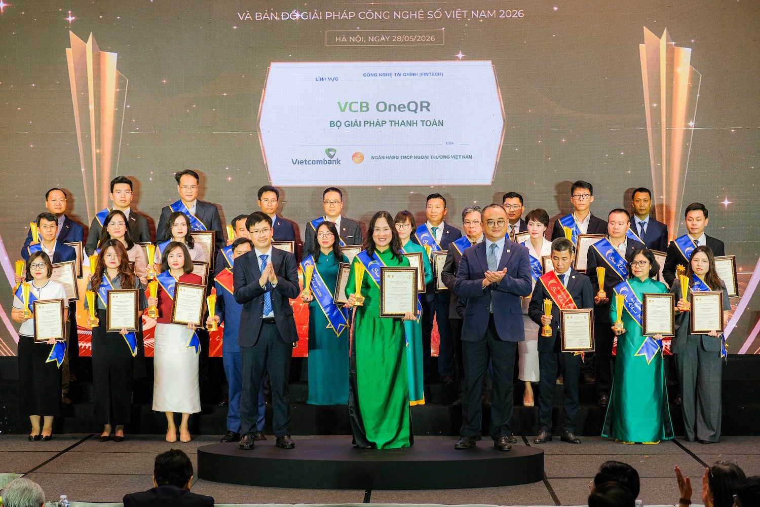 Đại diện Vietcombank, bà Trần Thị Liên Hằng - Phó Trưởng phòng Phát triển Kênh số & Đối tác nhận giải thưởng Sao Khuê 2026 dành cho giải pháp VCB OneQR. Ảnh: VCB.