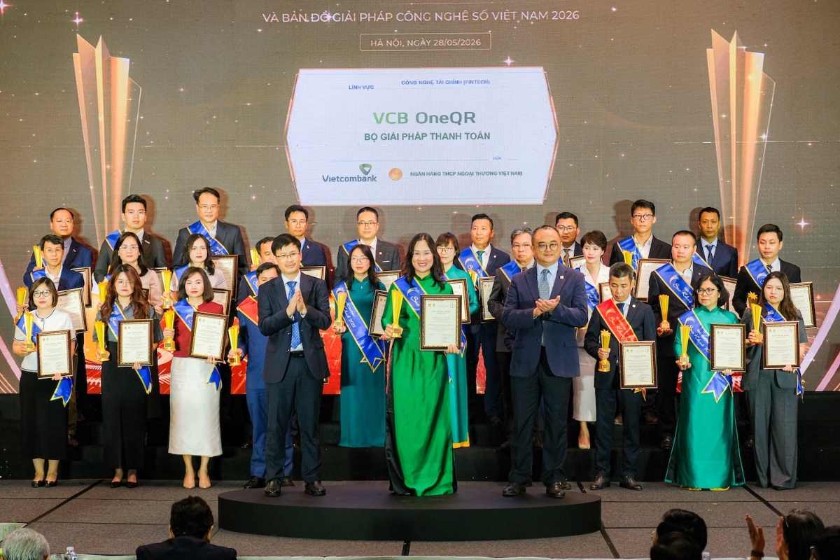 Đại diện Vietcombank, bà Trần Thị Liên Hằng - Phó Trưởng phòng Phát triển Kênh số & Đối tác nhận giải thưởng Sao Khuê 2026 dành cho giải pháp VCB OneQR. Ảnh: VCB.