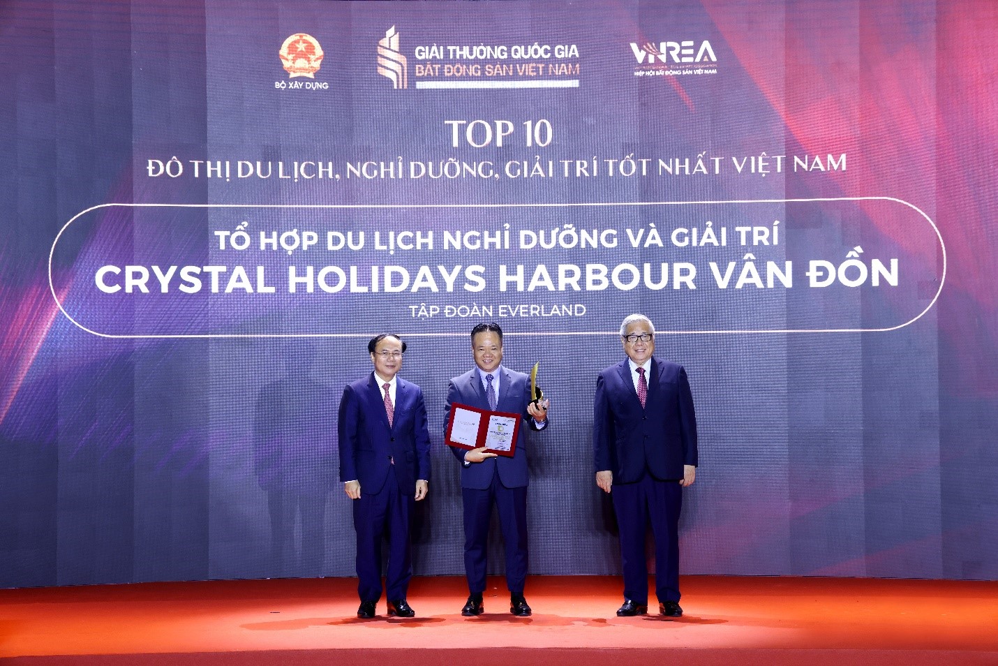 Đại diện Tập đoàn Everland nhận giải “Top 10 Khu đô thị du lịch nghỉ dưỡng giải trí tốt nhất Việt Nam”. Ảnh – Everland Group.