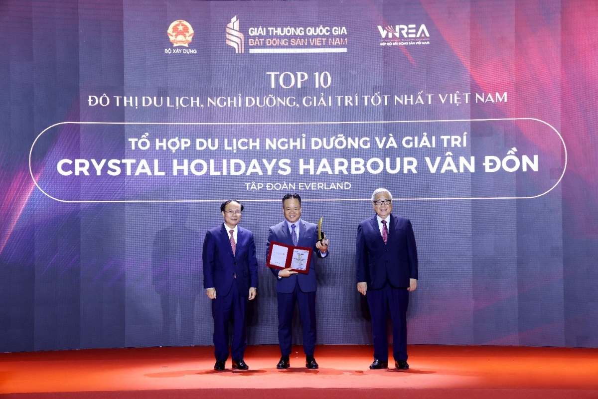 Đại diện Tập đoàn Everland nhận giải “Top 10 Khu đô thị du lịch nghỉ dưỡng giải trí tốt nhất Việt Nam”. Ảnh – Everland Group.