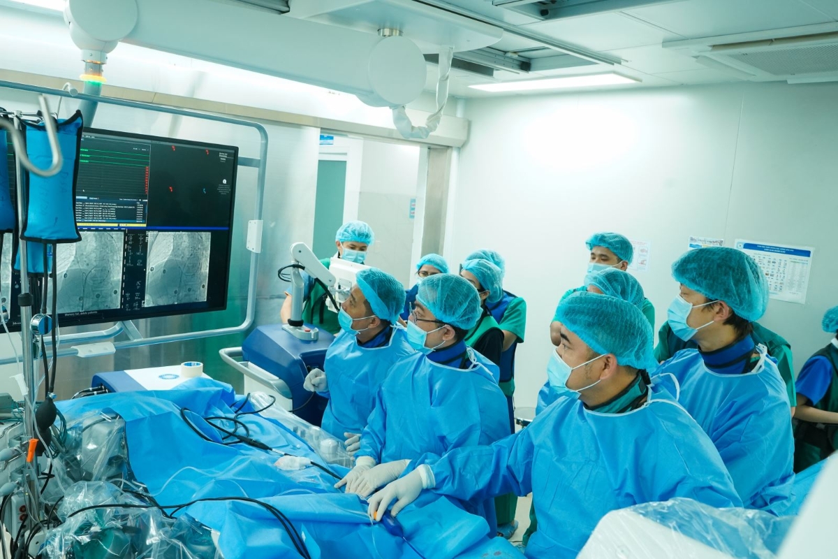 Bác sĩ Bệnh viện Thống Nhất thực hiện can thiệp bằng công nghệ PFA.&nbsp;