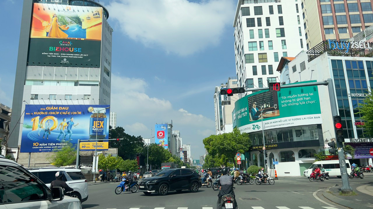 Trên địa bàn TP.HCM hiện có 973 công trình quảng cáo, thông tin cổ động, tuyên truyền chính trị và các công trình kết hợp quảng cáo. Ảnh minh họa