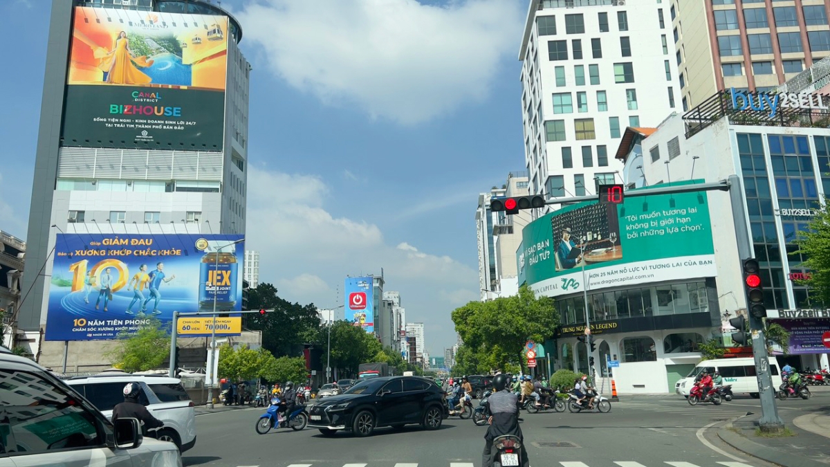 Trên địa bàn TP.HCM hiện có 973 công trình quảng cáo, thông tin cổ động, tuyên truyền chính trị và các công trình kết hợp quảng cáo. Ảnh minh họa
