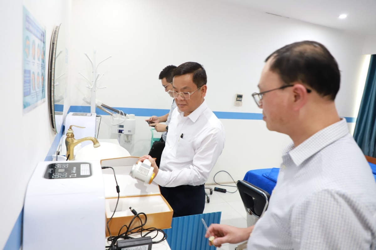 Kiểm tra hoạt động chuyên môn tại một phòng khám ở Hà Nội. Ảnh: Bộ Y tế.