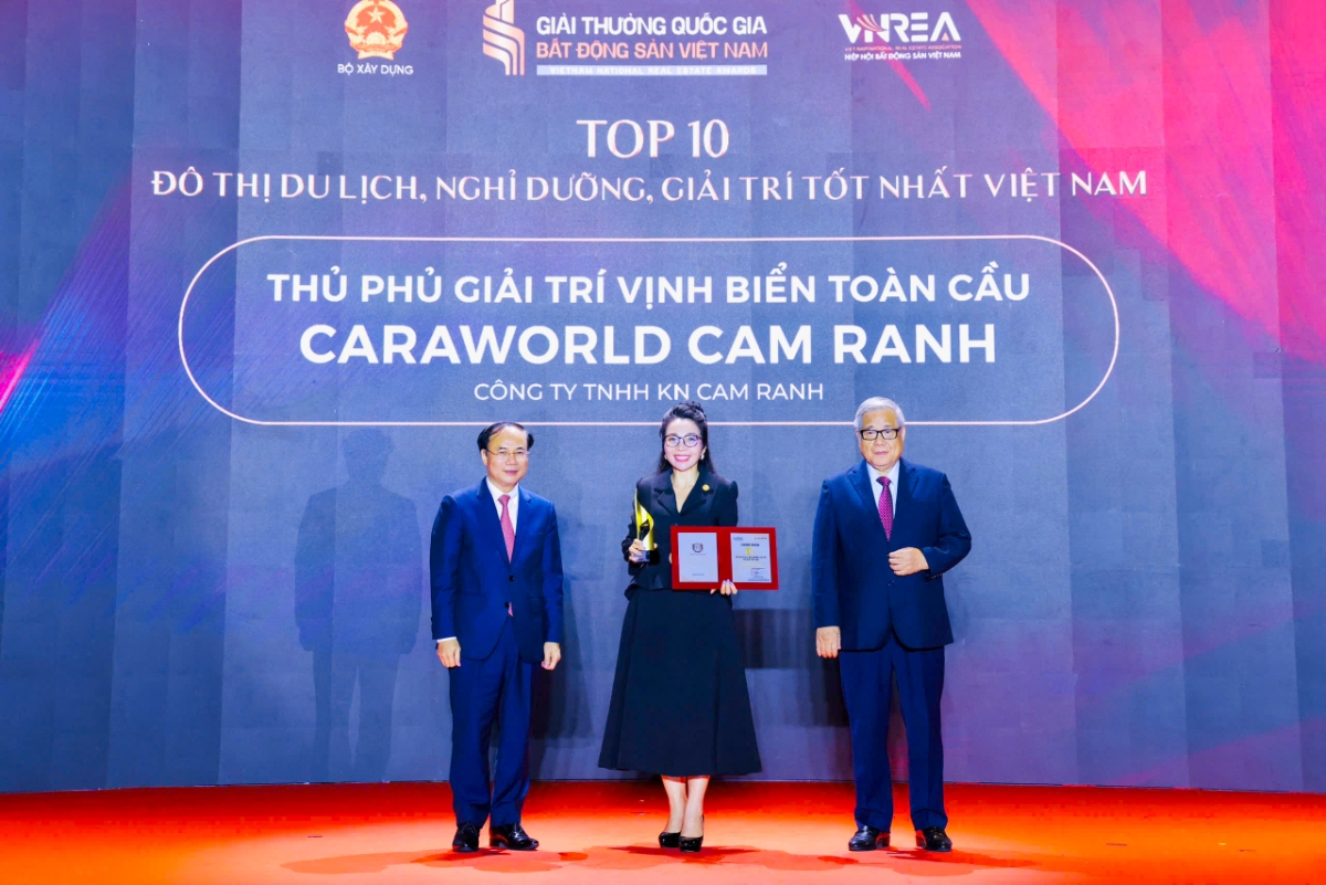 Bà Nguyễn Thị Mỹ Vân - Giám đốc Khối Kinh doanh Bất động sản KN Cam Ranh nhận vinh danh từ Ban tổ chức.