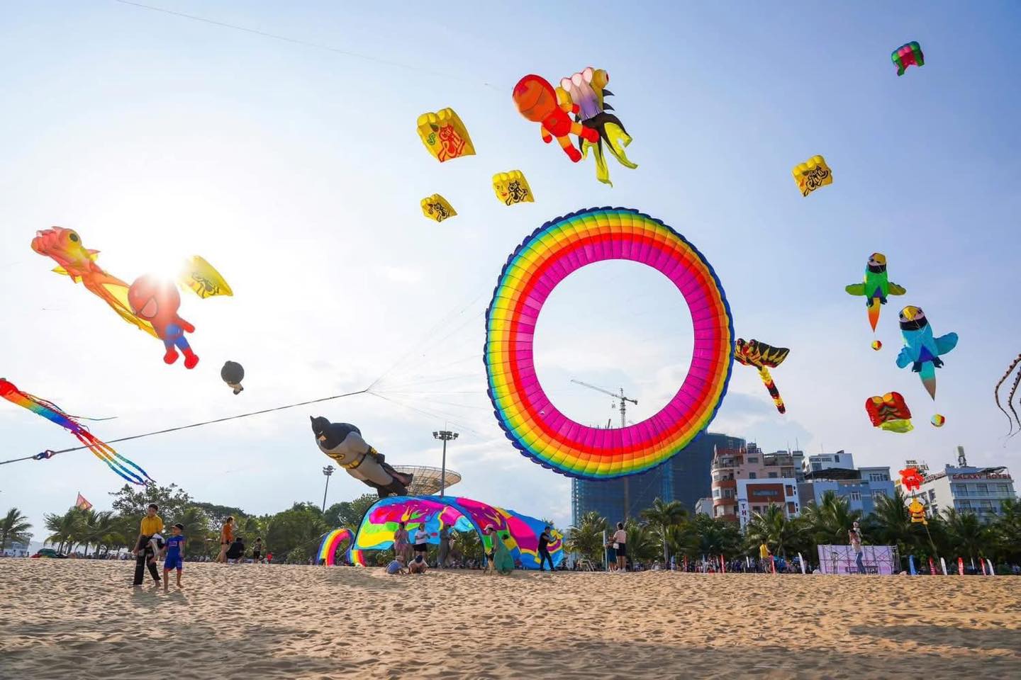 Nha Trang, Quy Nhơn và Hạ Long cạnh tranh bằng các gói nghỉ dưỡng gia đình, giảm giá phòng...