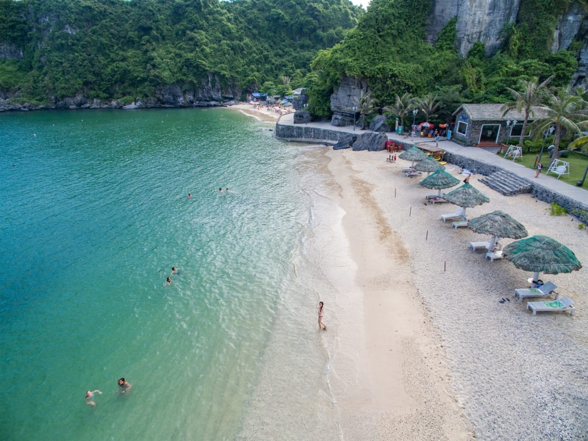 &nbsp; &nbsp; &nbsp; &nbsp; &nbsp; &nbsp; &nbsp; &nbsp; &nbsp; &nbsp; &nbsp; &nbsp; &nbsp; &nbsp; &nbsp; &nbsp; &nbsp; &nbsp; Cát Bà&nbsp;là điểm dừng chân lý tưởng để khám phá kỳ quan thiên nhiên nổi tiếng của Việt Nam.
