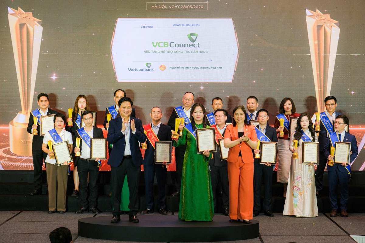 Đại diện Vietcombank, bà Nguyễn Thị Thanh Huyền - Phó Trưởng phòng Thiết kế và phát triển, Trung tâm Ngân hàng số nhận giải thưởng Sao Khuê 2026 cho nền tảng VCB Connect. Ảnh: VCB.