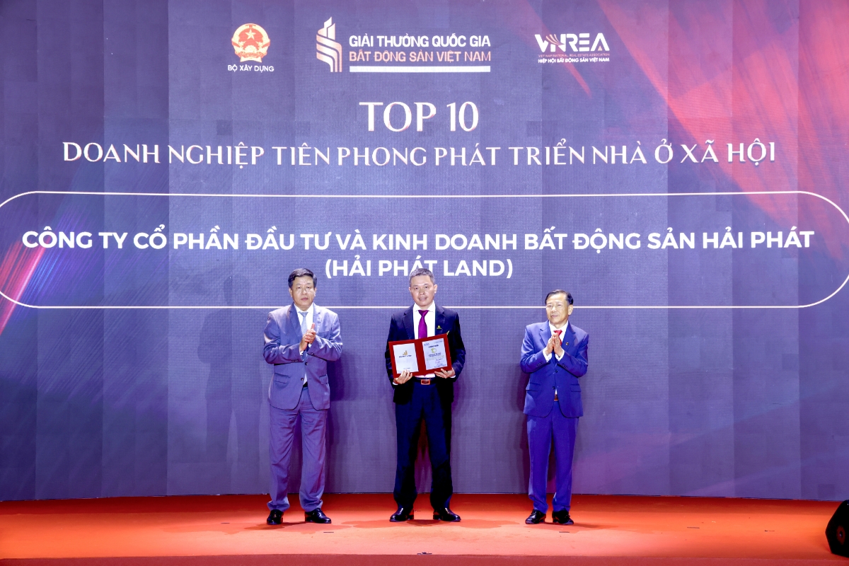Ông Vũ Kim Giang, Chủ tịch HĐQT SGO Group & Hải Phát Land nhận giải Top 10 doanh nghiệp tiên phong phát triển nhà ở xã hội tại Giải thưởng Quốc gia Bất động sản Việt Nam lần thứ 2. Ảnh:&nbsp;Hải Phát Land.