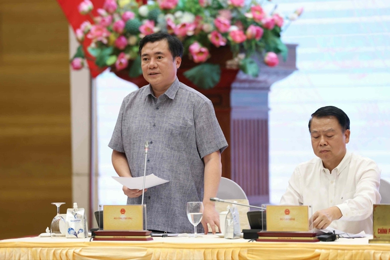 Thứ trưởng Bộ Công Thương Nguyễn Sinh Nhật Tân giải đáp những nội dung liên quan đến việc áp dụng xăng E10 từ ngày 1/6 - Ảnh: VGP/QP