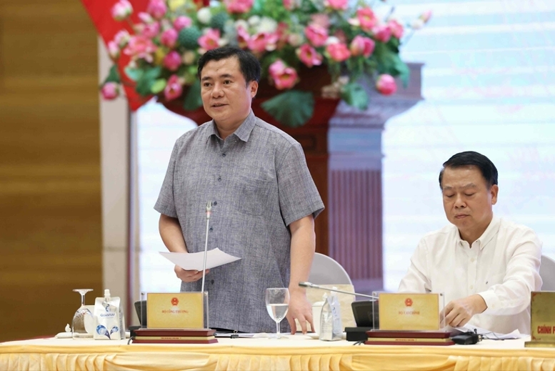 Thứ trưởng Bộ Công Thương Nguyễn Sinh Nhật Tân giải đáp những nội dung liên quan đến việc áp dụng xăng E10 từ ngày 1/6 - Ảnh: VGP/QP