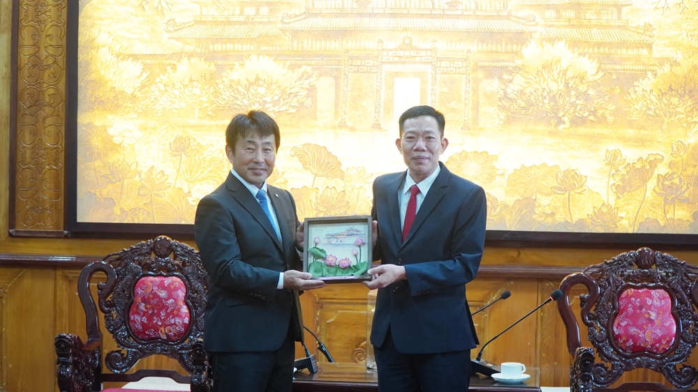 Phó Chủ tịch UBND thành phố Huế Hà Văn Tuấn tặng quà lưu niệm cho ông Hiroshi OMURA, Giám đốc Sở Môi trường thành phố Shizuoka