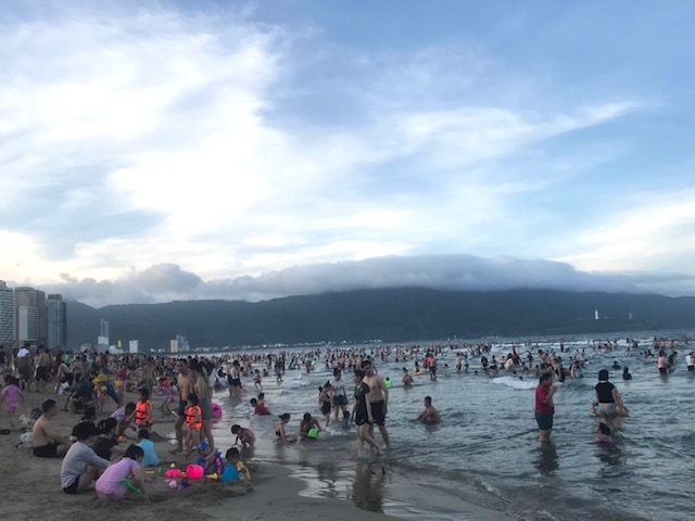 Bãi biển Mỹ Khê mỗi khi vào hè luôn thu hút đông đảo khách du lịch và người dân tắm biển.Ảnh Ngô Anh Văn