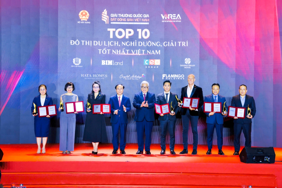 Đại diện các doanh nghiệp trong Top 10 Đô thị du lịch, nghỉ dưỡng, giải trí tốt nhất Việt Nam chụp ảnh lưu niệm cùng Ban Tổ chức tại chương trình.