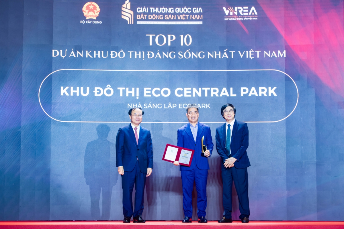 Ông Nguyễn Đức Cảnh – Tổng giám đốc DB Group- Nhà sáng lập Ecopark nhận giải thưởng tại Lễ trao Giải thưởng Quốc gia Bất động sản Việt Nam lần thứ 2. Ảnh: Ecopark.