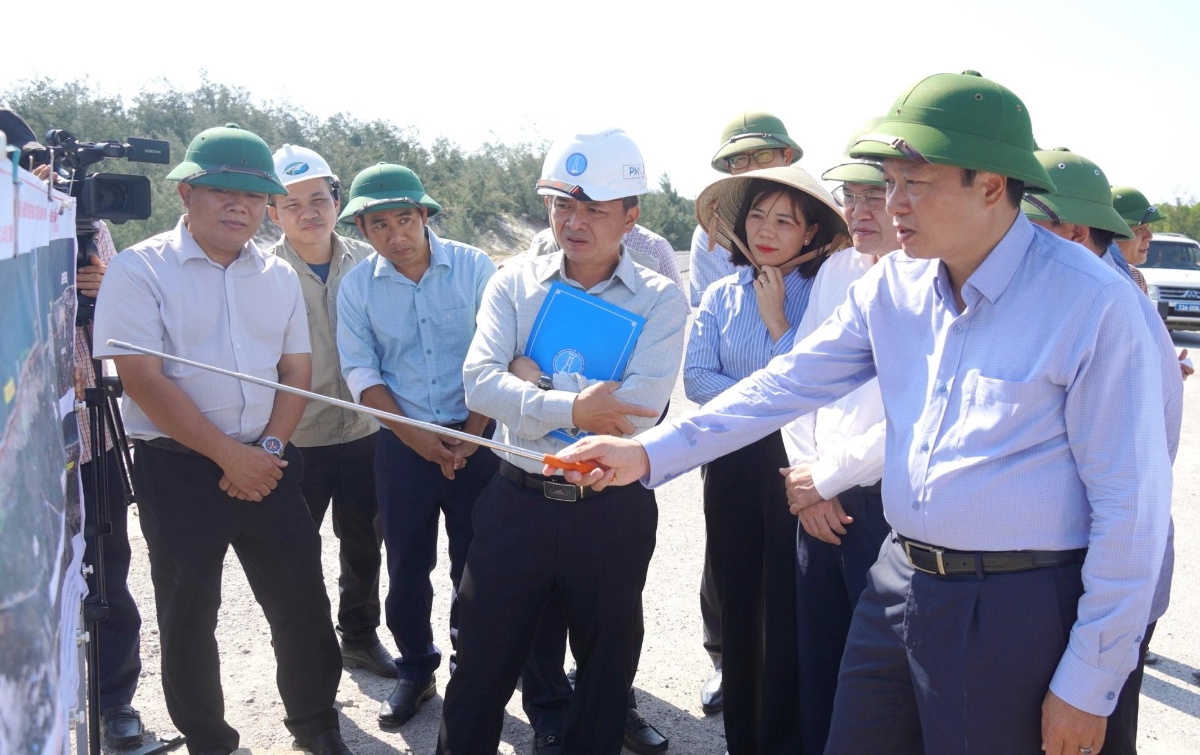 Chủ tịch UBND tỉnh Quảng Trị Lê Hồng Vinh kiểm tra, chỉ đạo tại Dự án thành phần 1 - Đường ven biển&nbsp;