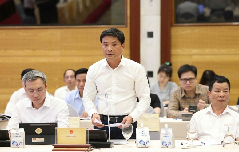 Chánh văn phòng Bộ Xây dựng Lâm Văn Hoàng trả lời câu hỏi của Tạp chí Kinh tế Việt Nam/VnEconomy về vấn đề thúc đẩy phát triển nhà ở cho thuê - Ảnh: VGP/QP