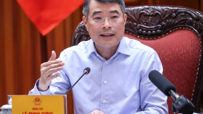 PM urges development of flagship products for IFC