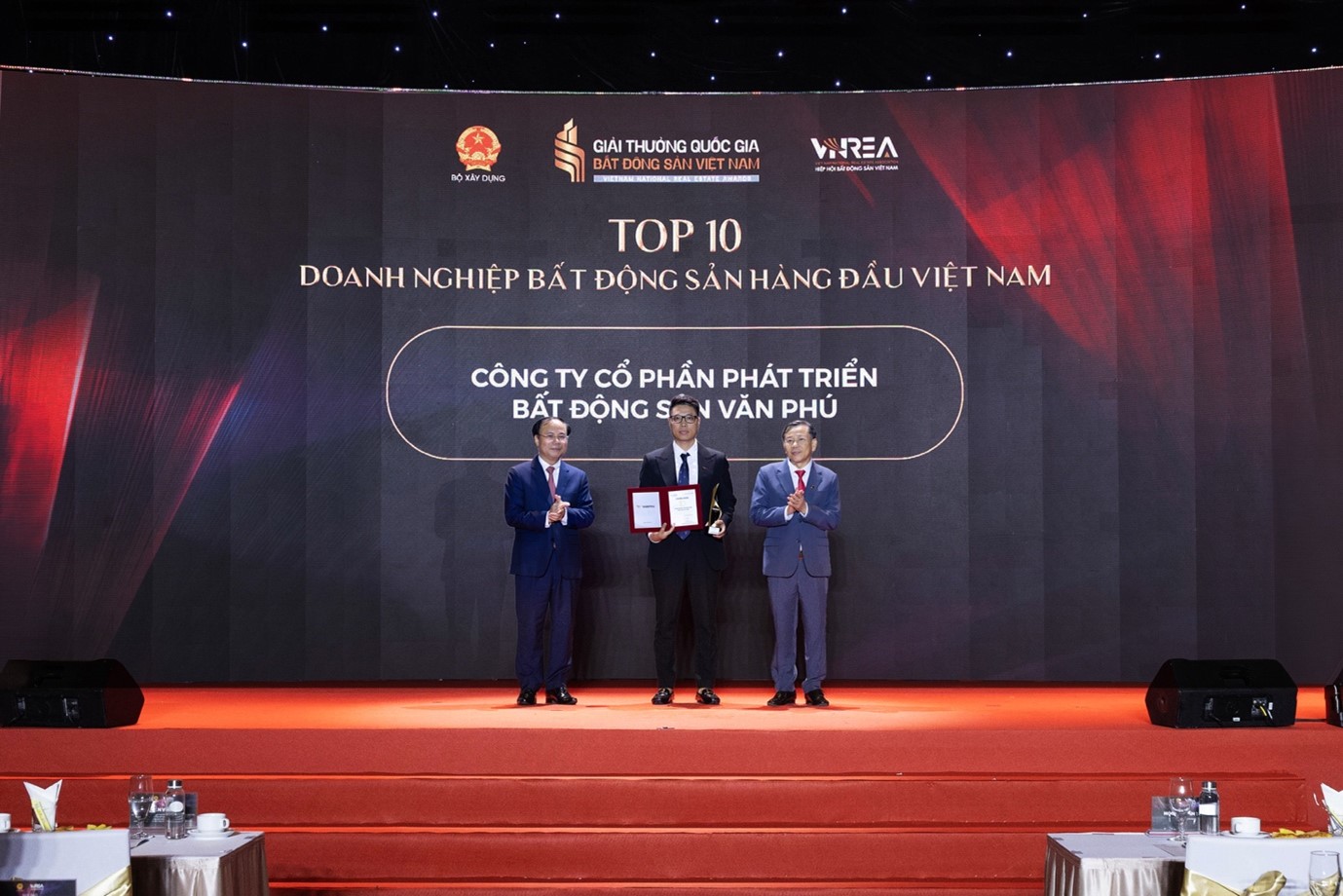 Đại diện Văn Phú nhận giải "Top 10 doanh nghiệp Bất động sản hàng đầu Việt Nam". Ảnh: Văn Phú.