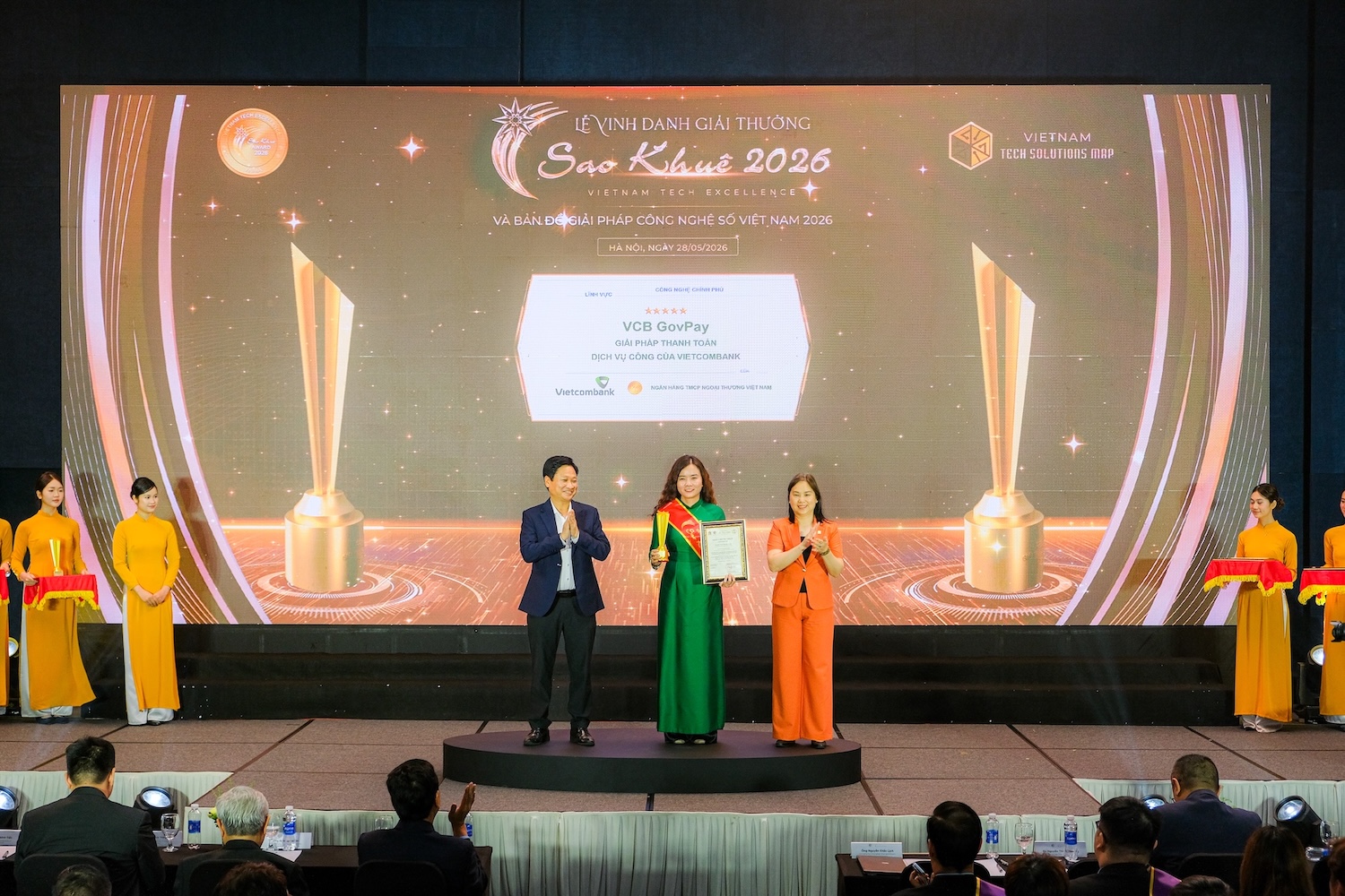 Đại diện Vietcombank, bà Đinh Phương Thu Hà - Giám đốc Ban Khách hàng Doanh nghiệp nhận cúp và chứng nhận xếp hạng 5 sao dành cho giải pháp VCB GovPay. Ảnh: VCB.
