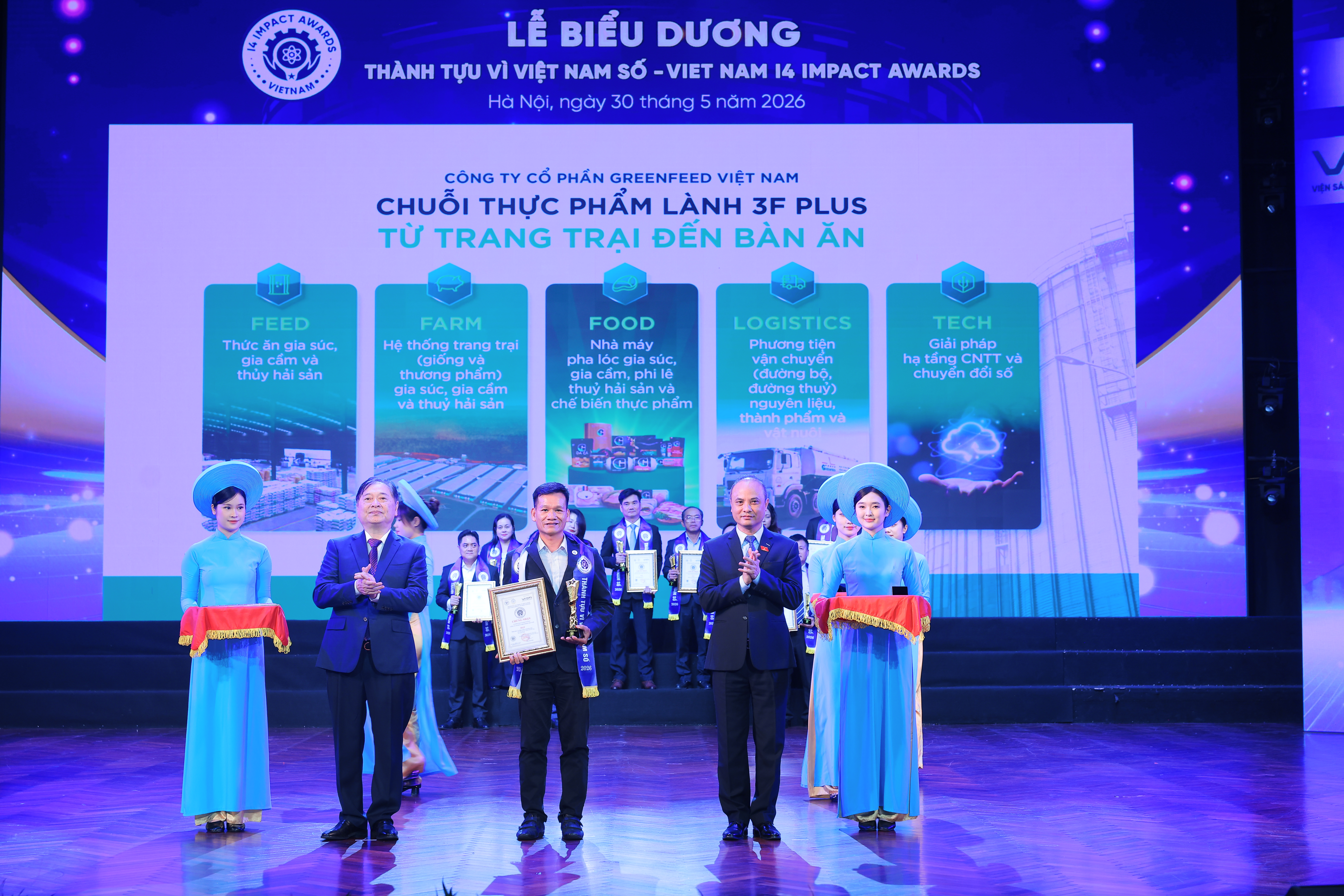 Đại diện Greenfeed nhận cúp và chứng nhận tại lễ Viet Nam I4 Impact Awards 2026. Ảnh: Greenfeed.