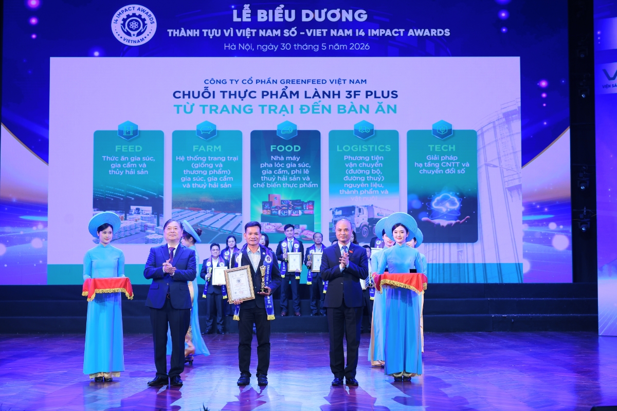 Đại diện Greenfeed nhận cúp và chứng nhận tại lễ Viet Nam I4 Impact Awards 2026.&nbsp;Ảnh:&nbsp;Greenfeed.